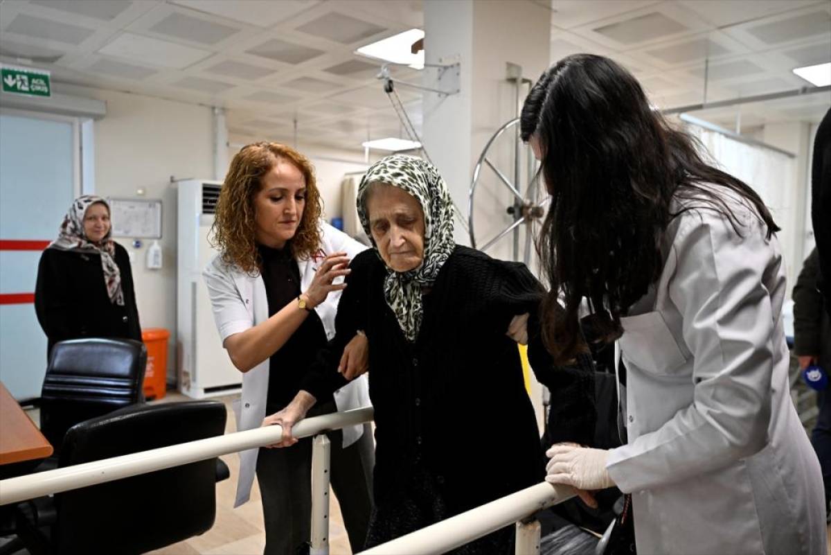 İstanbul'da 88 yaşındaki fel&ccedil;li hasta erken rehabilitasyonla sağlığına kavuştu