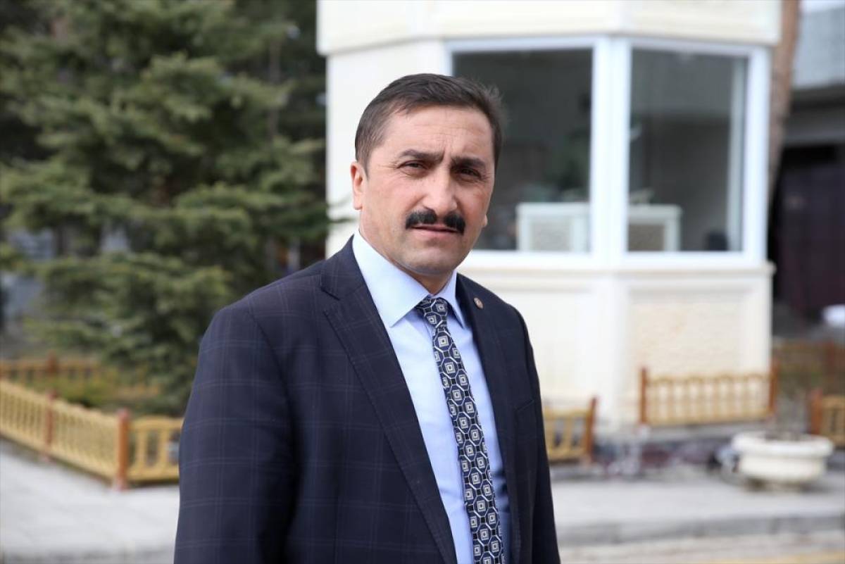 Erzurum Asri Mezarlığı'nda 11 yıldır hafızların Kur'an tilaveti yankılanıyor