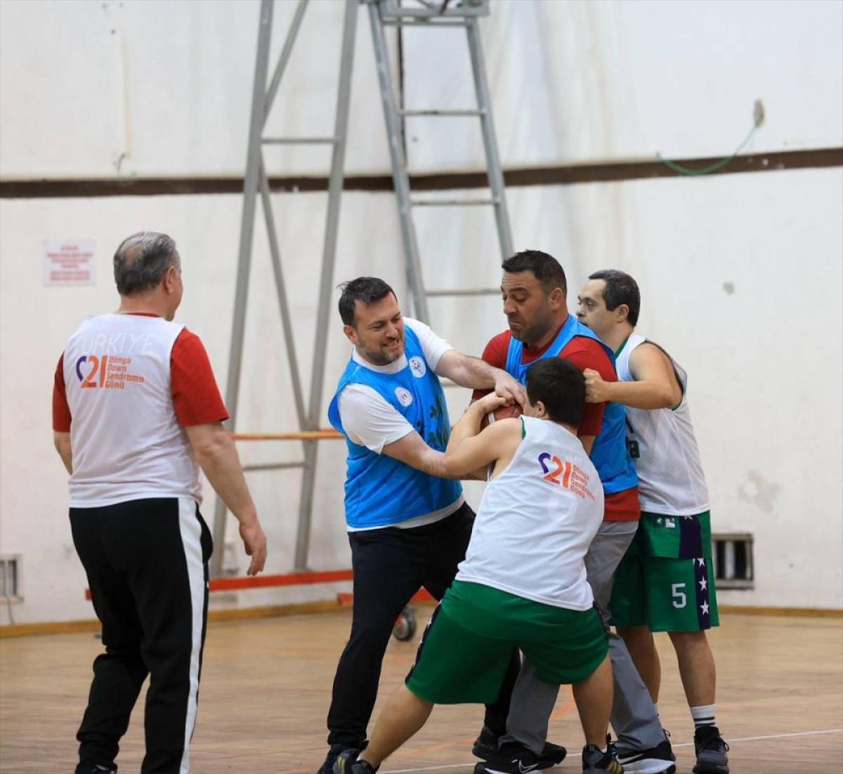 Gen&ccedil;lik ve Spor Bakanı Bak, down sendromlu &ouml;zel sporcularla ma&ccedil; yaptı