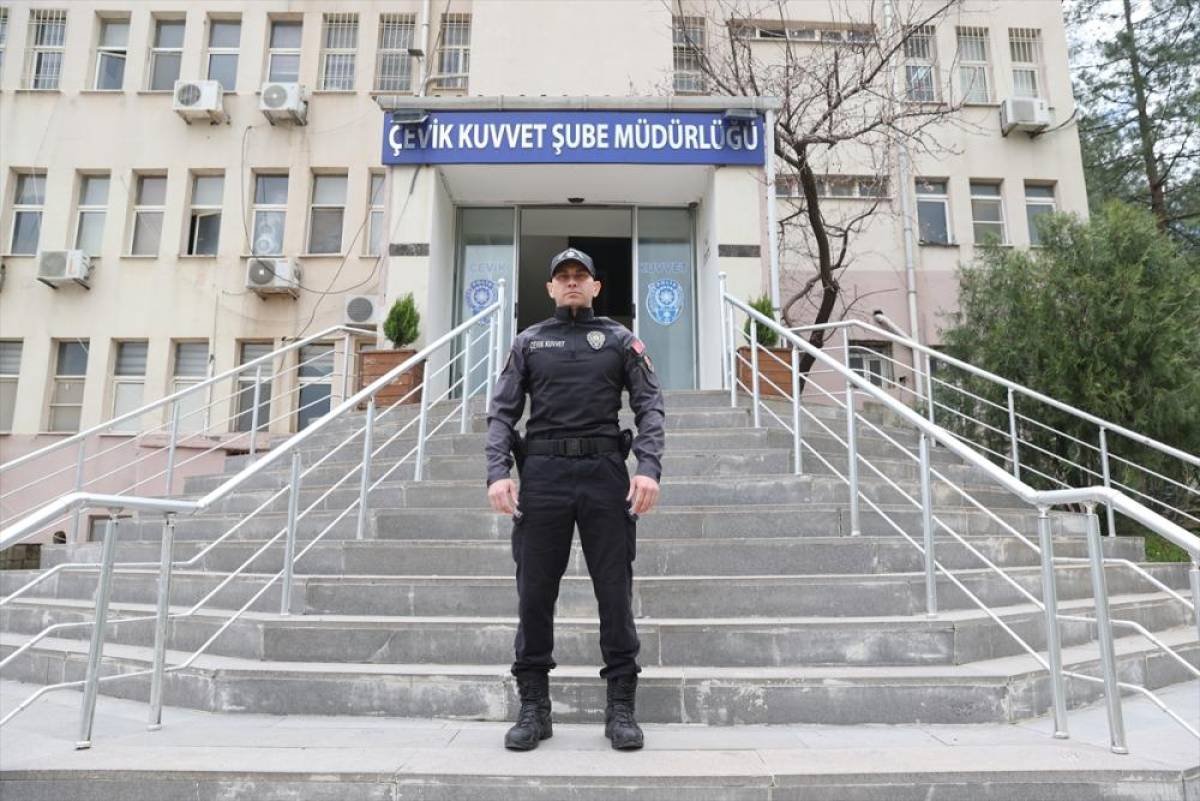 Emniyetin &ccedil;evik atleti milli formayla madalyalar kazanıyor