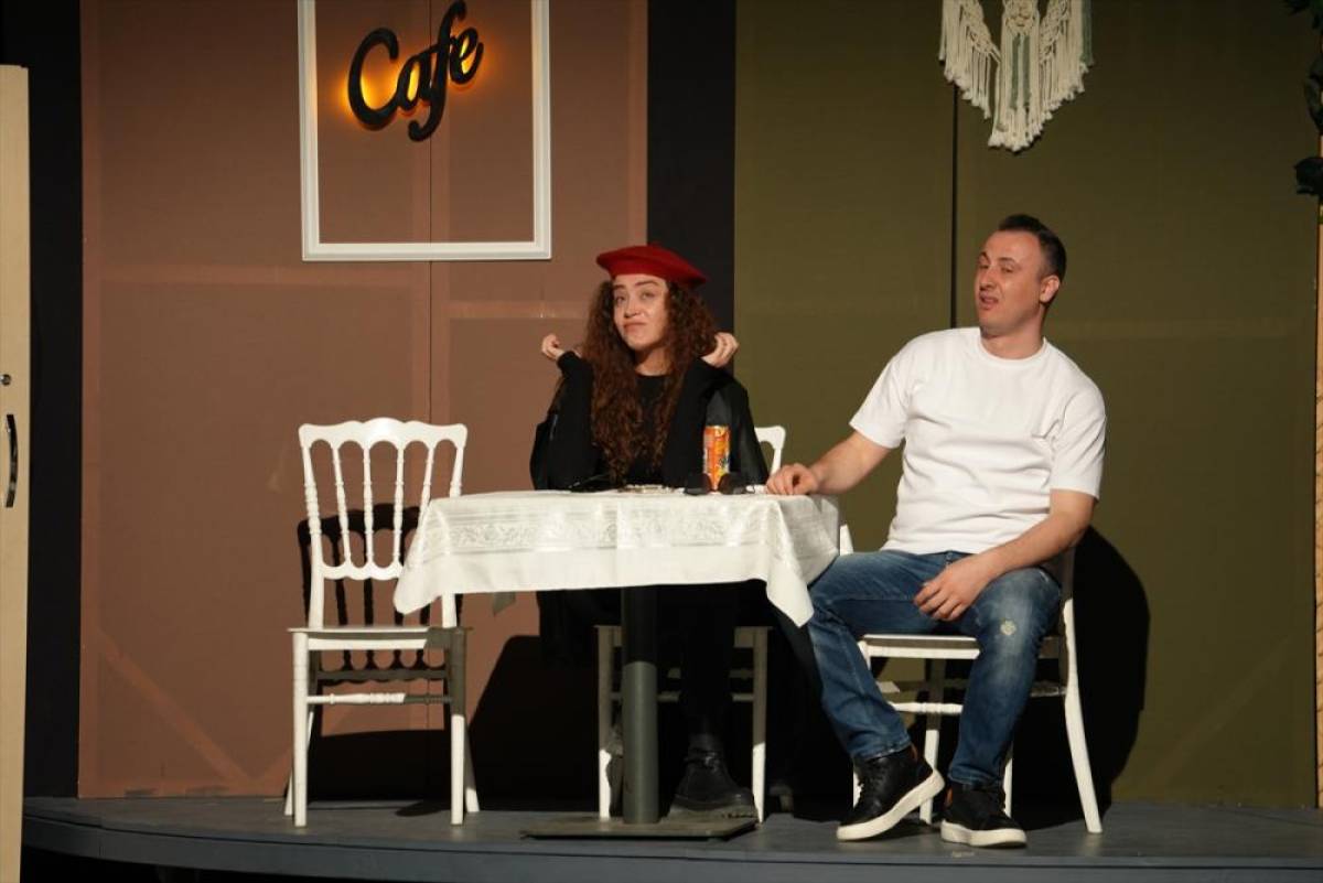 Polisler oynadıkları tiyatro oyunuyla uyuşturucunun zararlarına dikkati &ccedil;ekiyor