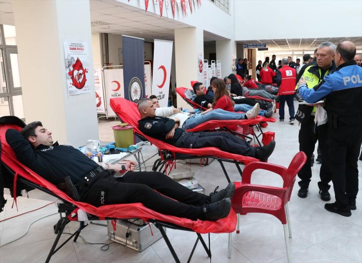 Adana'da polisler, T&uuml;rk Kızılaya kan ve k&ouml;k h&uuml;cre bağışı yaptı