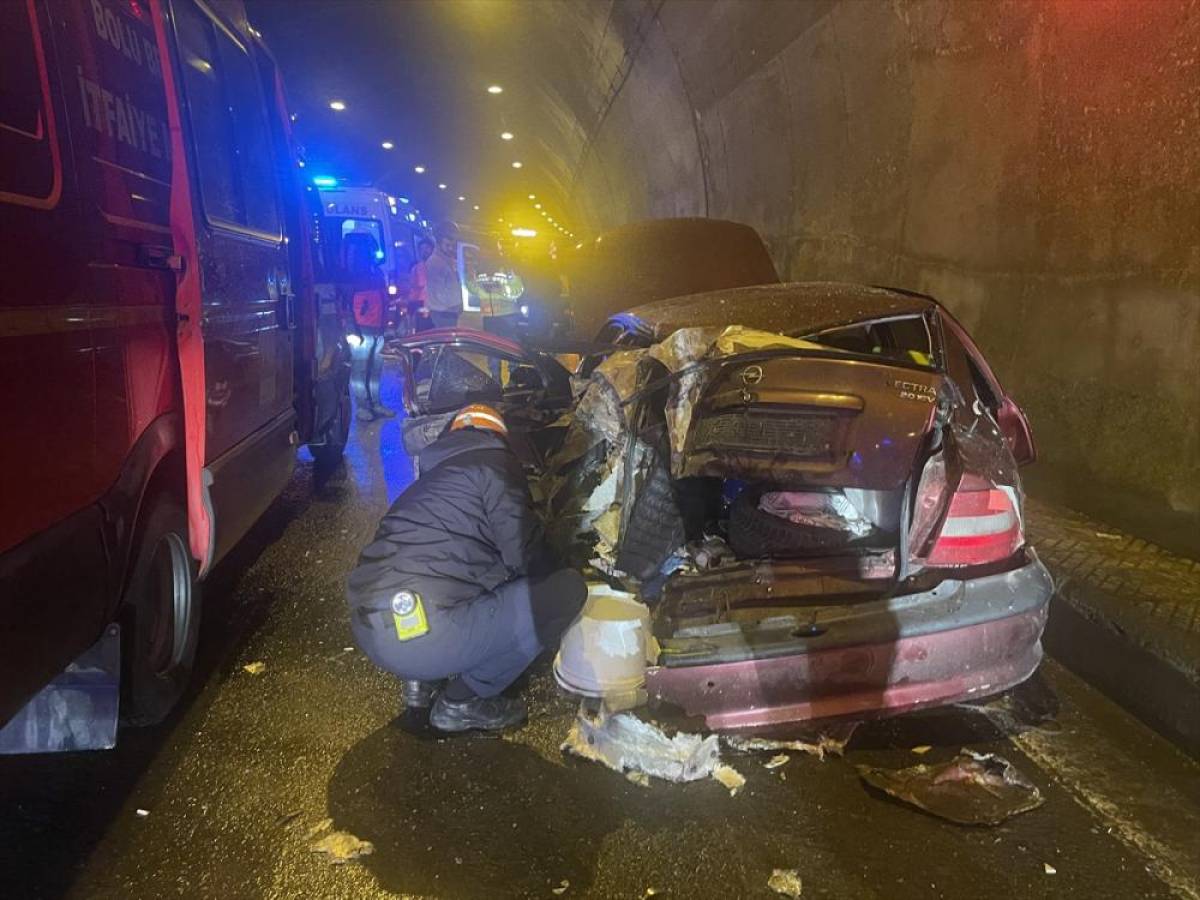 Bolu Dağı T&uuml;neli&rsquo;nde tırın arızalanan otomobile &ccedil;arpması sonucu 5 kişi yaralandı