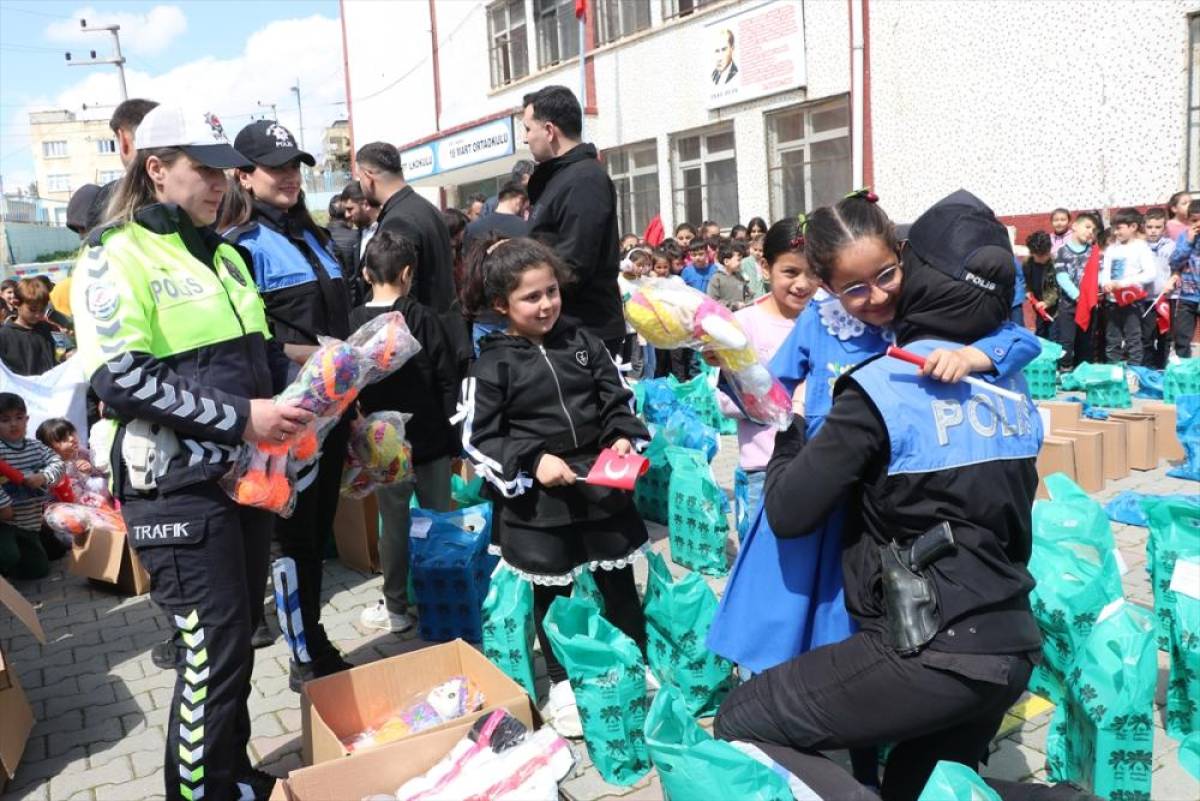 Siirt'te polis 350 &ouml;ğrenciye ayakkabı ve oyuncak dağıttı