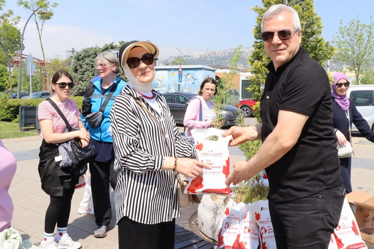 İzmit'ten sağlıklı yaşam y&uuml;r&uuml;y&uuml;ş&uuml;nde annelere anlamlı jest