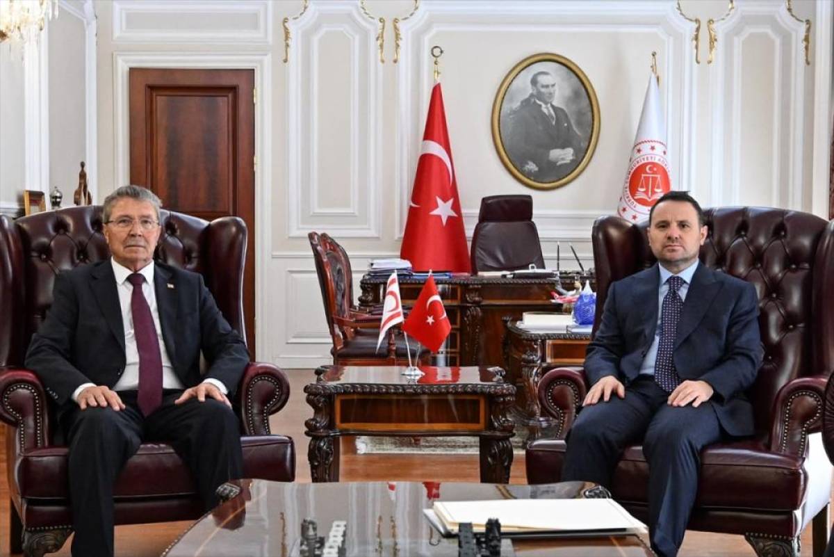 KKTC Başbakanı &Uuml;stel, Adalet Bakanı G&uuml;rlek'i ziyaret etti
