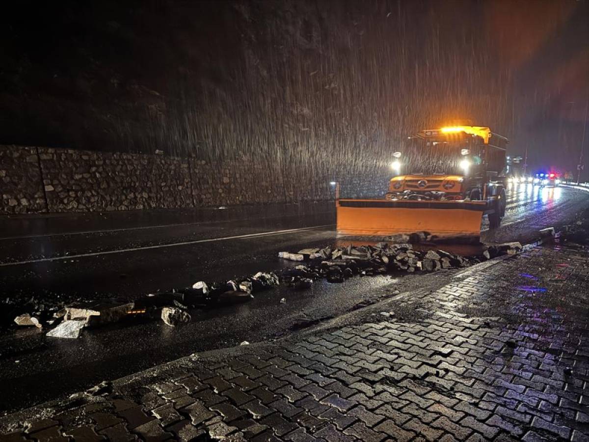 Hakkari'de yola düşen kaya parçaları ekiplerce temizlendi