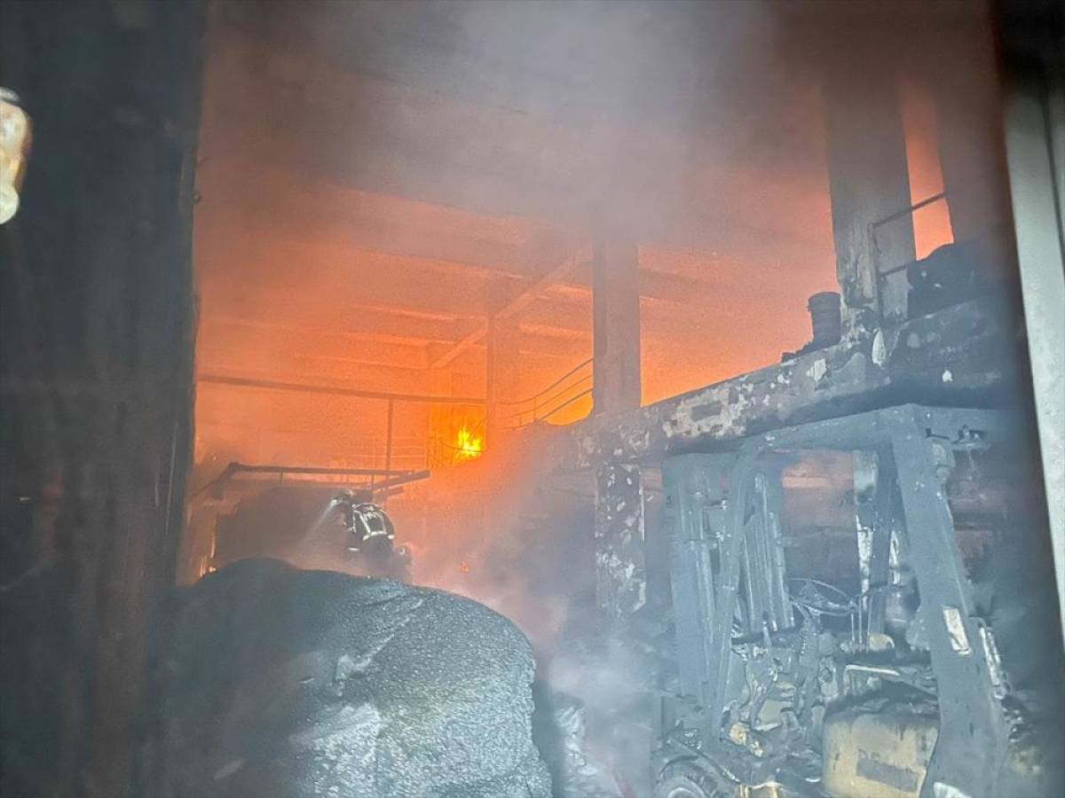 Uşak'ta plastik poşet üretimi yapan fabrikada yangın çıktı