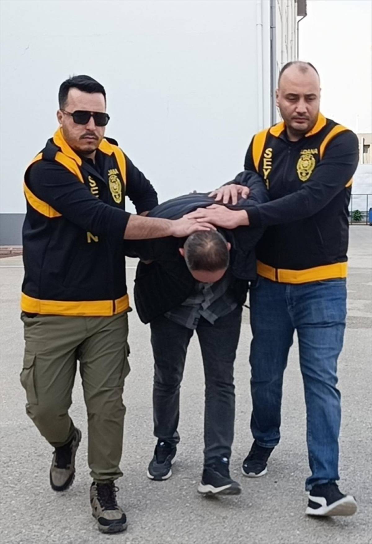 Adana'da evinde 2 silah, el bombası ve patlayıcı ele geçirilen zanlı tutuklandı