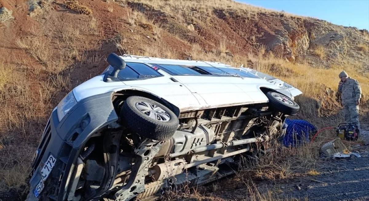Erzurum'da öğretmenleri taşıyan servis minibüsü devrildi, 1'i çocuk 7 kişi yaralandı