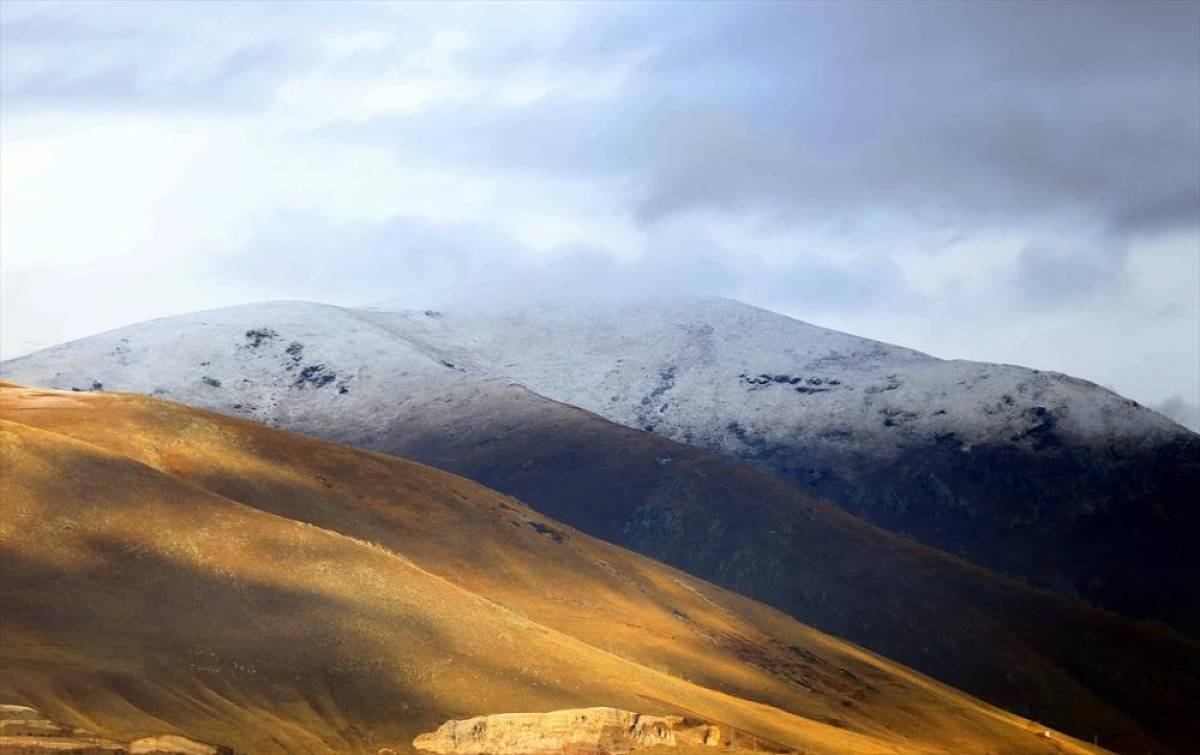 Kars'ta şehir merkezi, Ardahan'da ise yüksek kesimler karla kaplandı