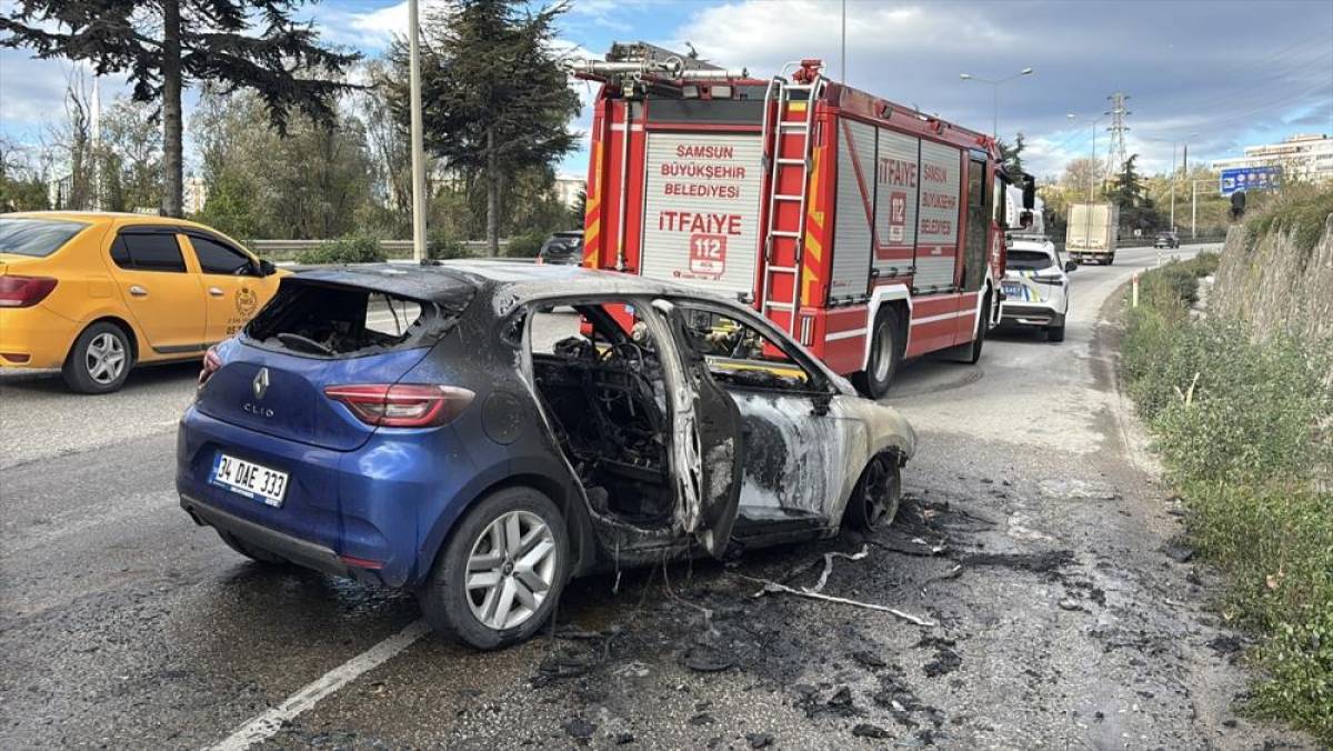 GÜNCELLEME - Samsunsporlu oyuncu Musaba'nın kullandığı otomobil seyir halindeyken alev aldı