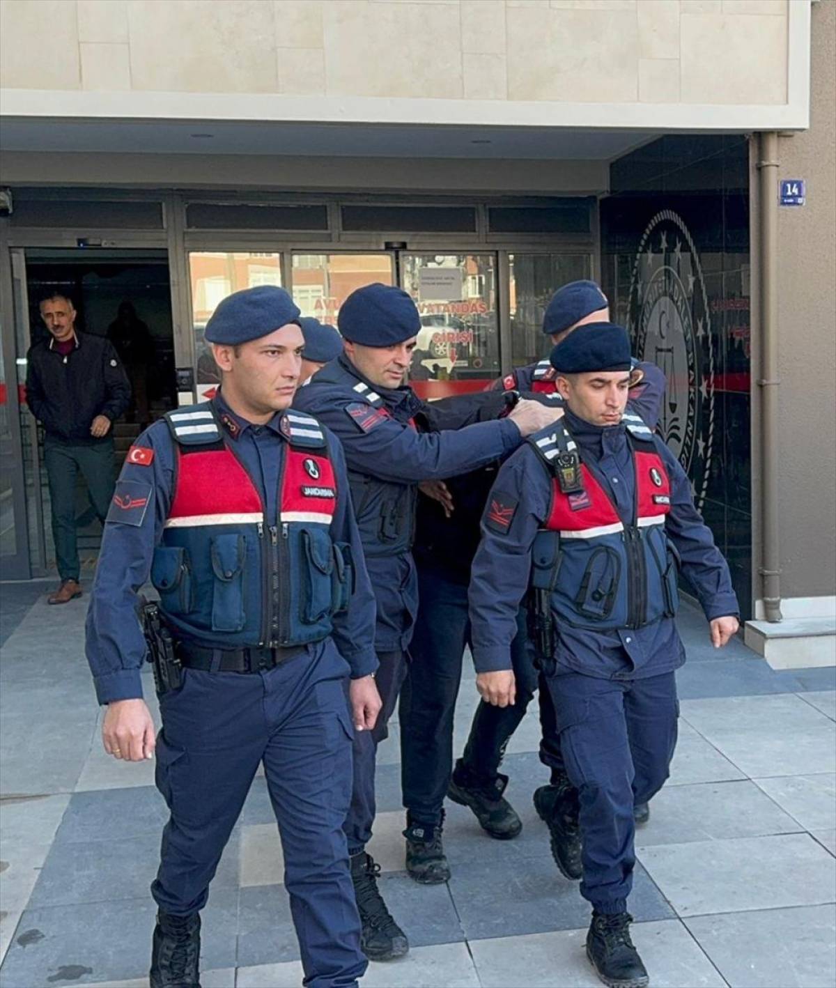 Aydın'da eski eşiyle evli polise otomobille çarpıp yaralayan sürücü tutuklandı