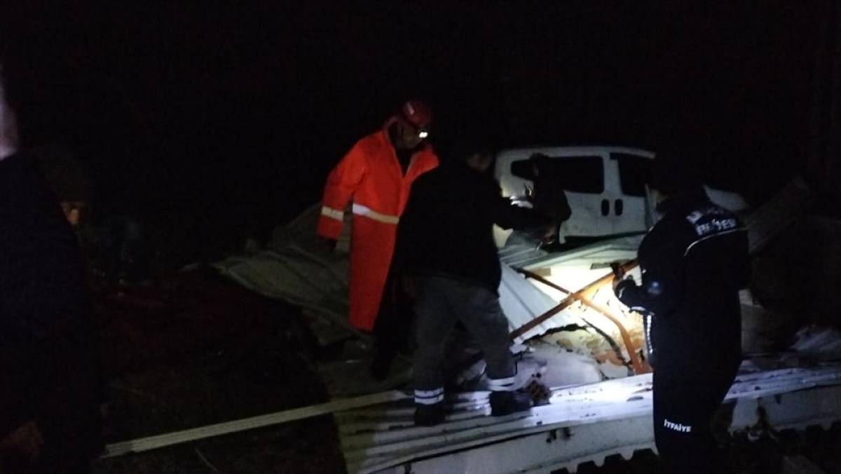 Antalya'da etkili olan hortum bazı ev ve seralara zarar verdi