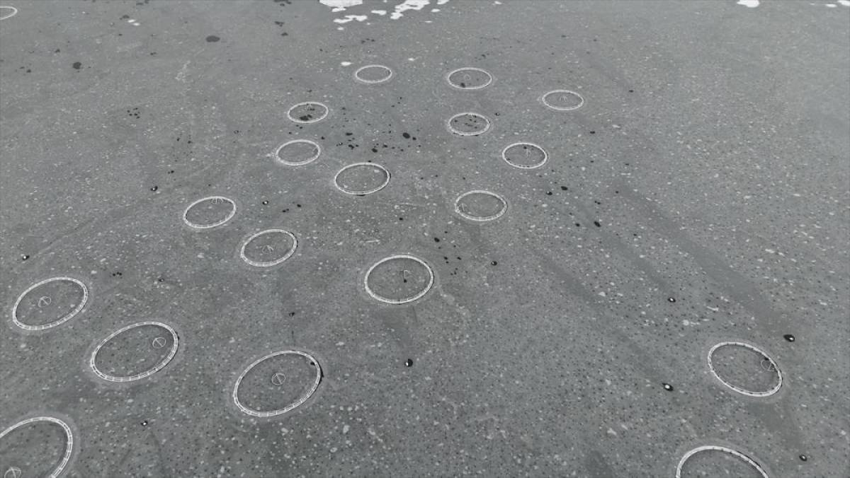 &Ccedil;at Barajı'ndaki "y&uuml;zen adalar" buz tuttu