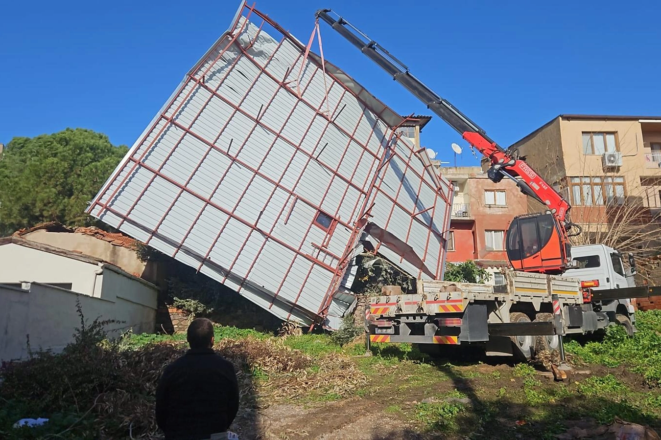 İzmir B&uuml;y&uuml;kşehir'den sağanak ve fırtına mesaisi