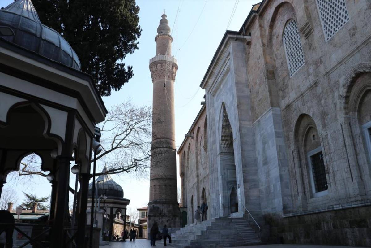 Bursa'daki tarihi Ulu Cami'nin mahyası "zekat berekettir" oldu