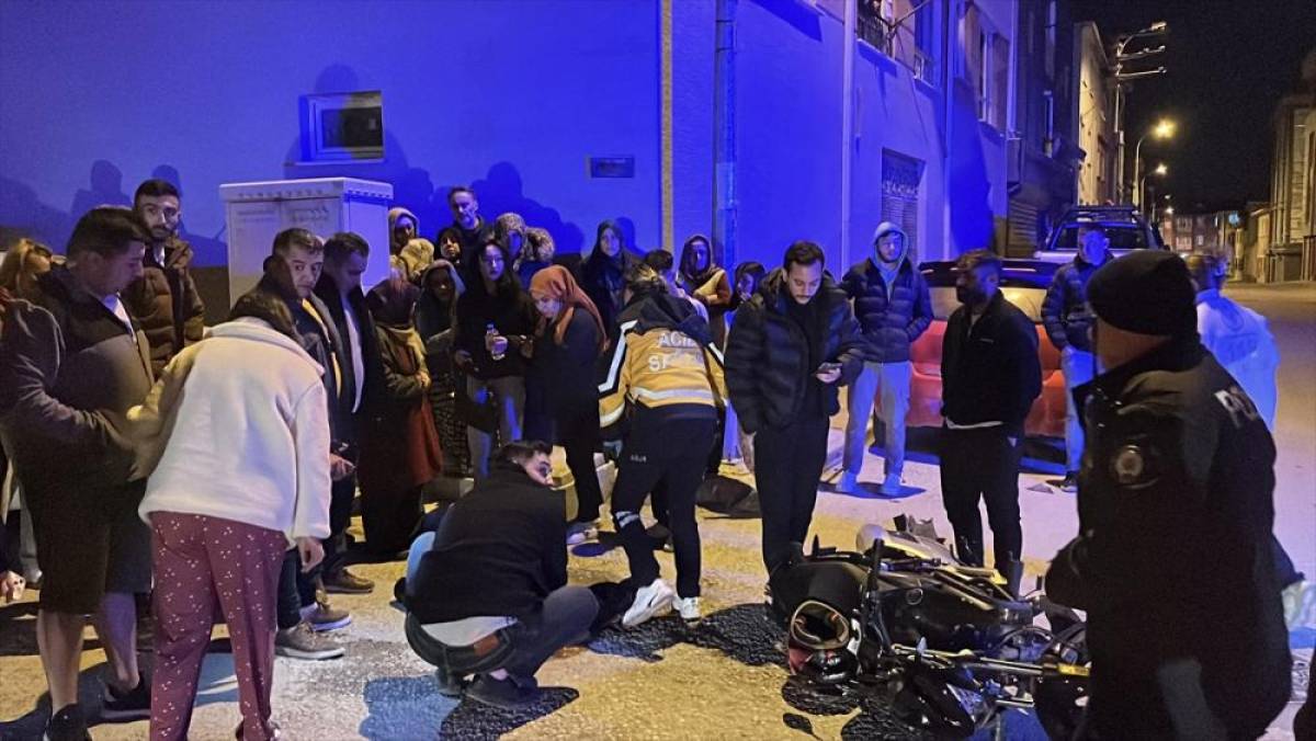 Eskişehir'de otomobille &ccedil;arpışan motosikletteki 2 kişi yaralandı