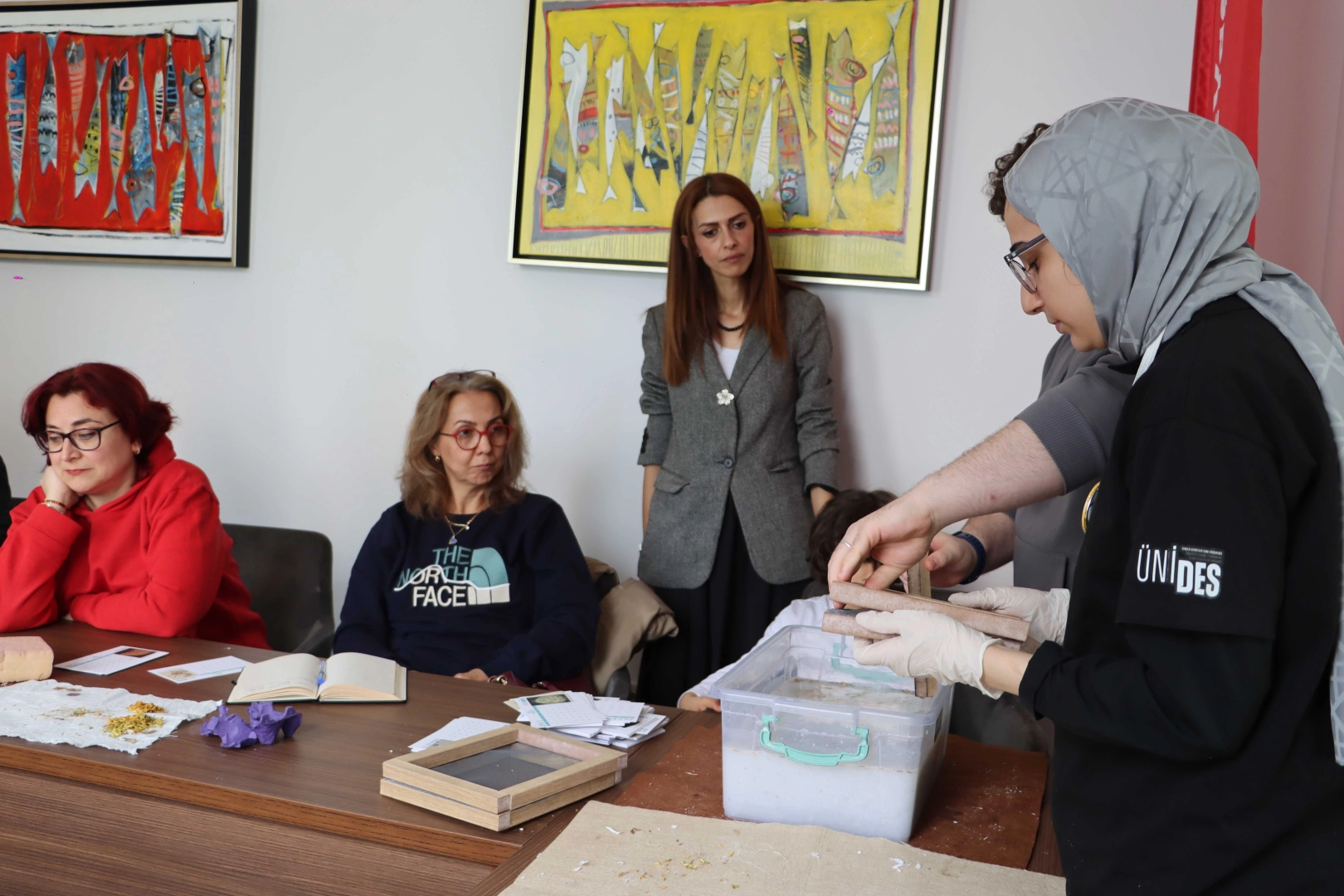 Maltepe'de geleneksel y&ouml;ntemle k&acirc;ğıt yapımını &ouml;ğrendiler