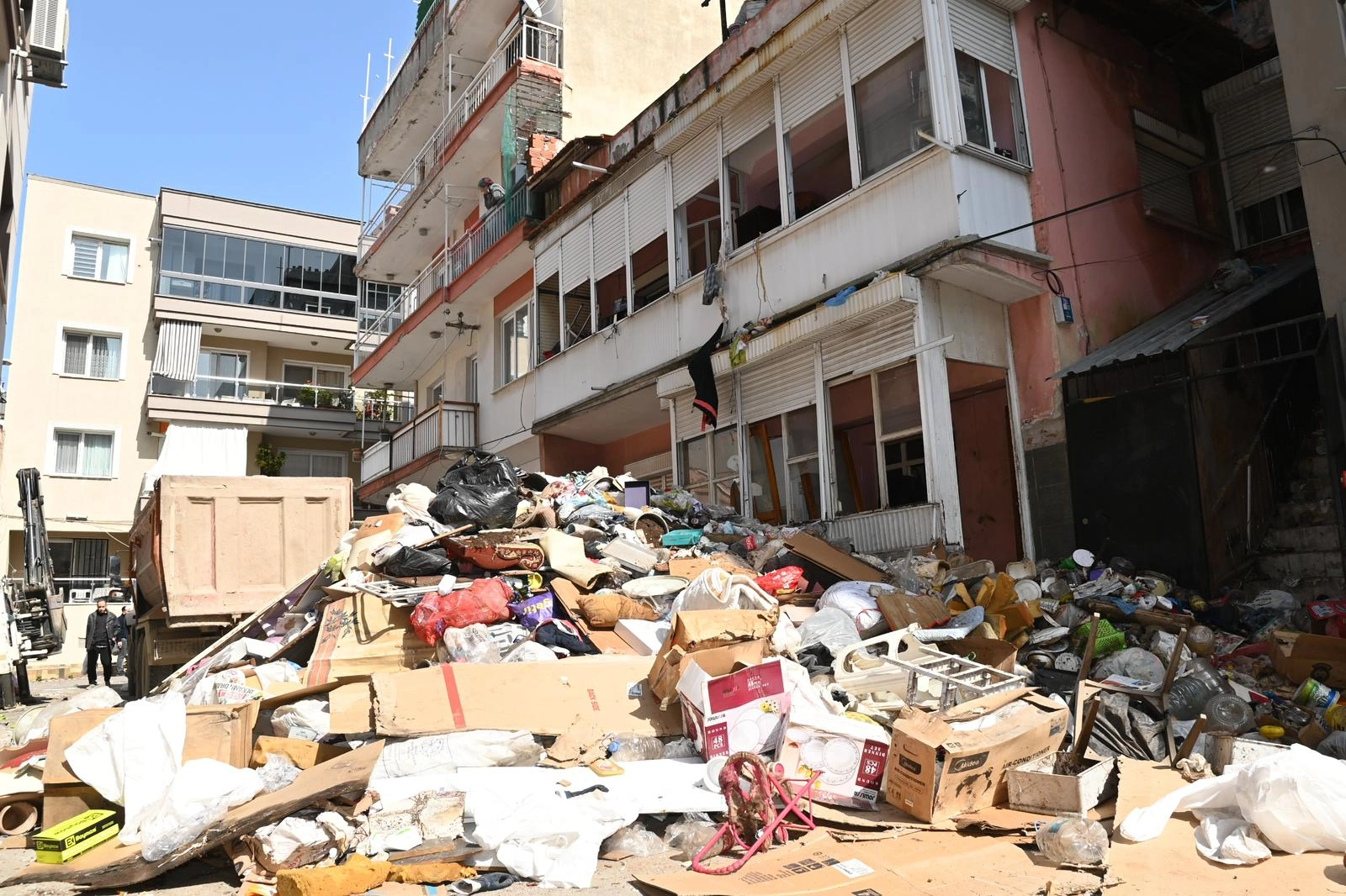 Karabağlar&rsquo;da '&ccedil;&ouml;p ev'den 12 kamyon atık &ccedil;ıkarıldı