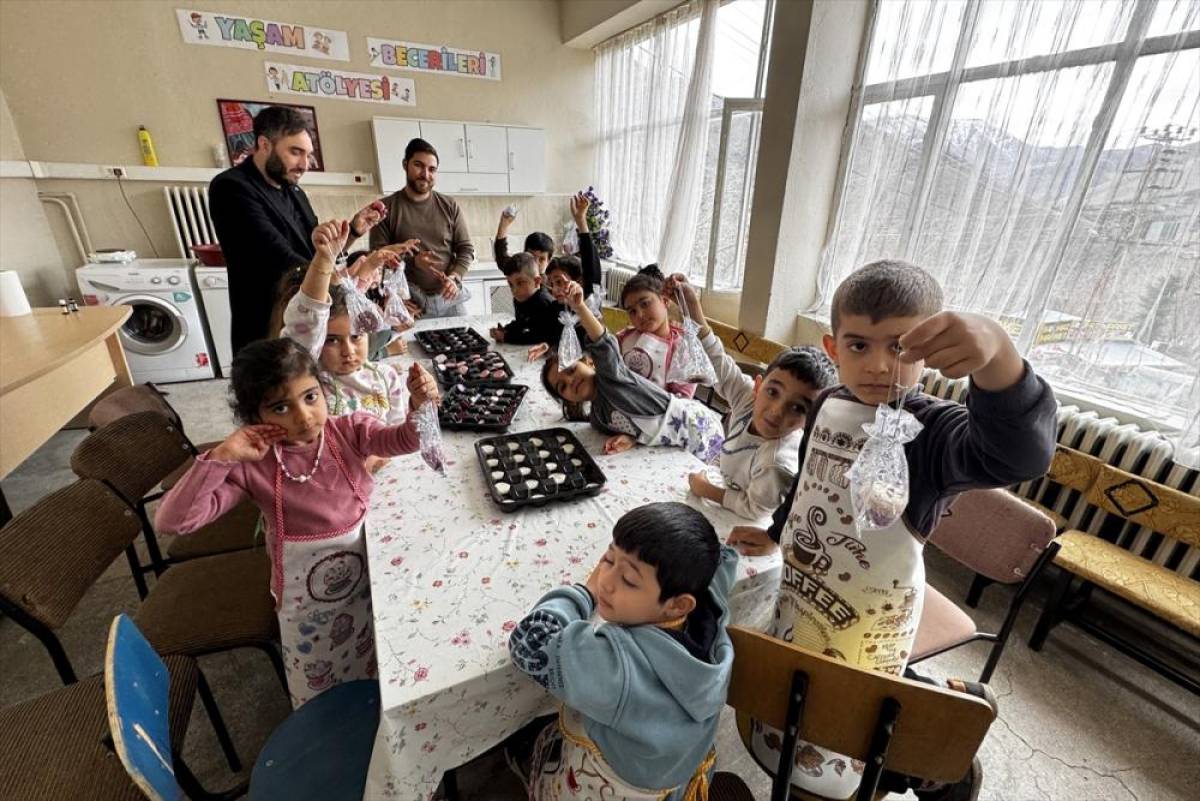 Minik &ouml;ğrenciler atık yağlardan yaptıkları mis kokulu sabunları annelerine hediye etti