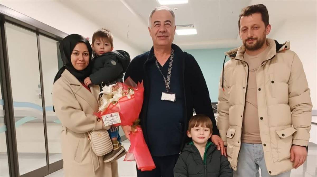 Sağlık personeli boğazına şeker takılan &ccedil;ocuğu Heimlich manevrasıyla kurtardı