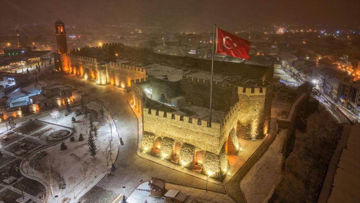 Erzurum'da kar yağışı etkili oldu