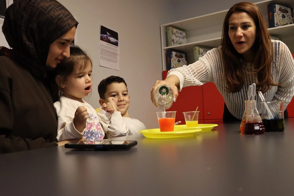İstanbul Maltepe&rsquo;de aileler bilimi &ccedil;ocuklarla deneyimledi