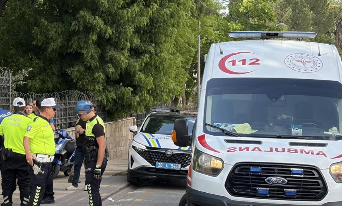 Denizli'de aydınlatma direğine &ccedil;arpan motosikletteki 2 lise &ouml;ğrencisi yaralandı