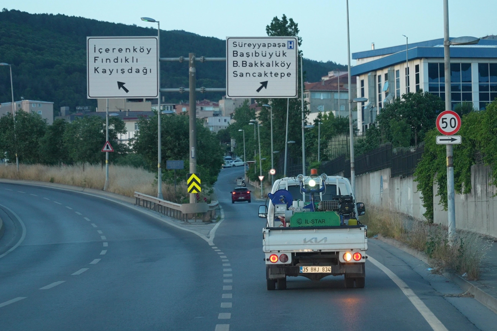 İstanbul Maltepe&rsquo;de sokak ila&ccedil;lamaları s&uuml;r&uuml;yor