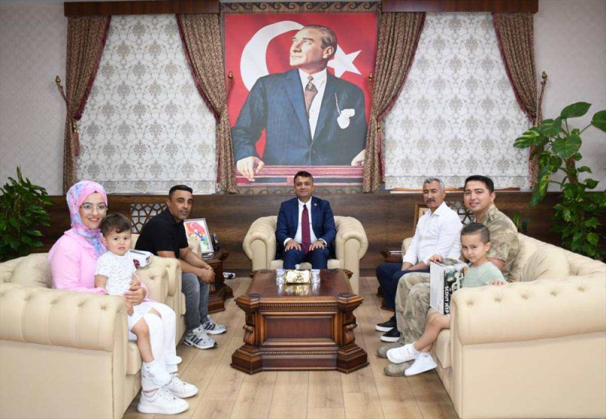 Hatay'da kavşağa d&uuml;şen T&uuml;rk bayrağını yoldan ge&ccedil;en s&uuml;r&uuml;c&uuml;ler kaldırdı