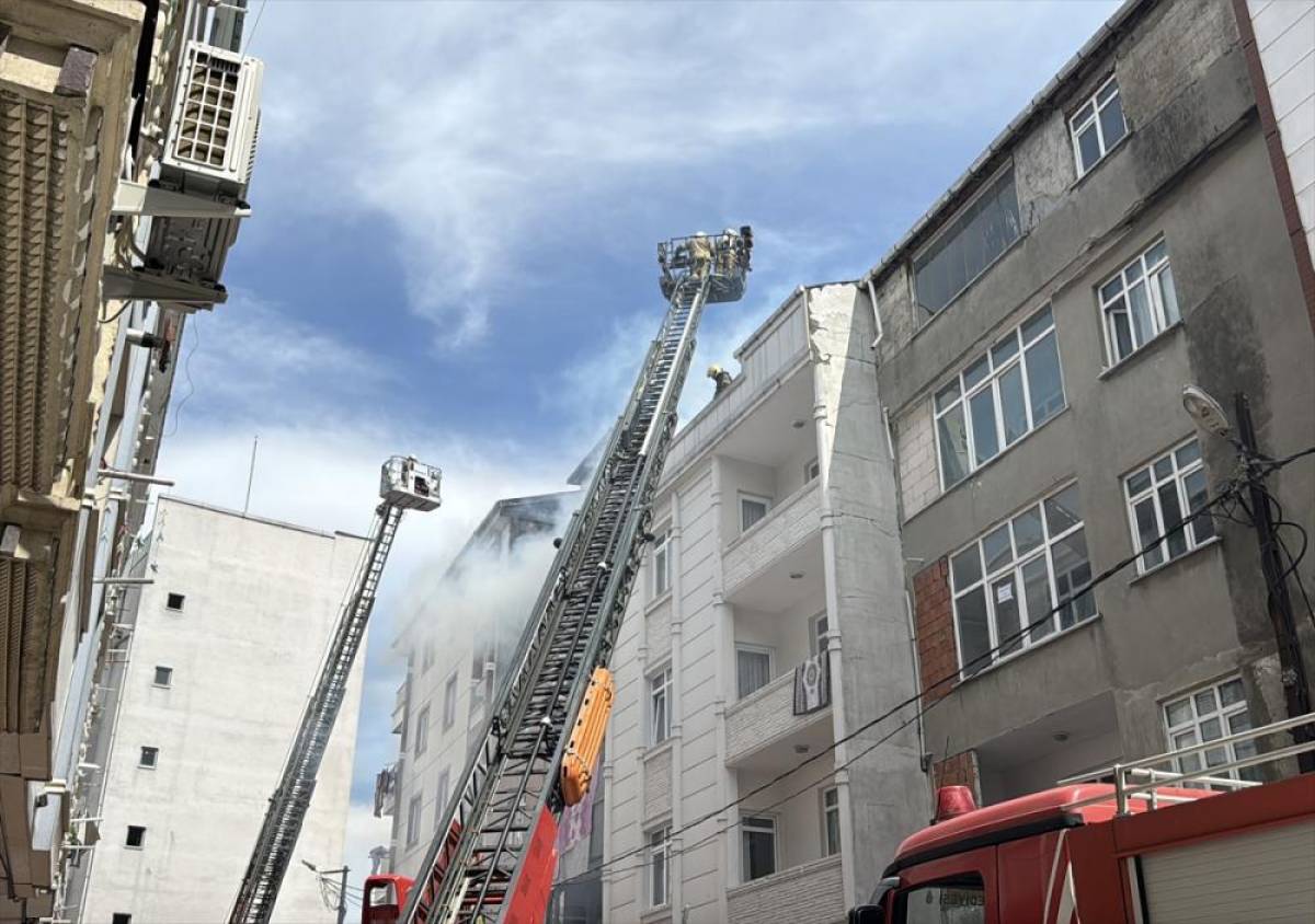 Esenyurt'ta 4 binanın &ccedil;atısındaki yangına m&uuml;dahale ediliyor