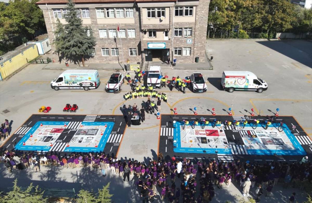 Başkentte jandarma ilkokul &ouml;ğrencilerine trafik g&uuml;venliği eğitimi verdi