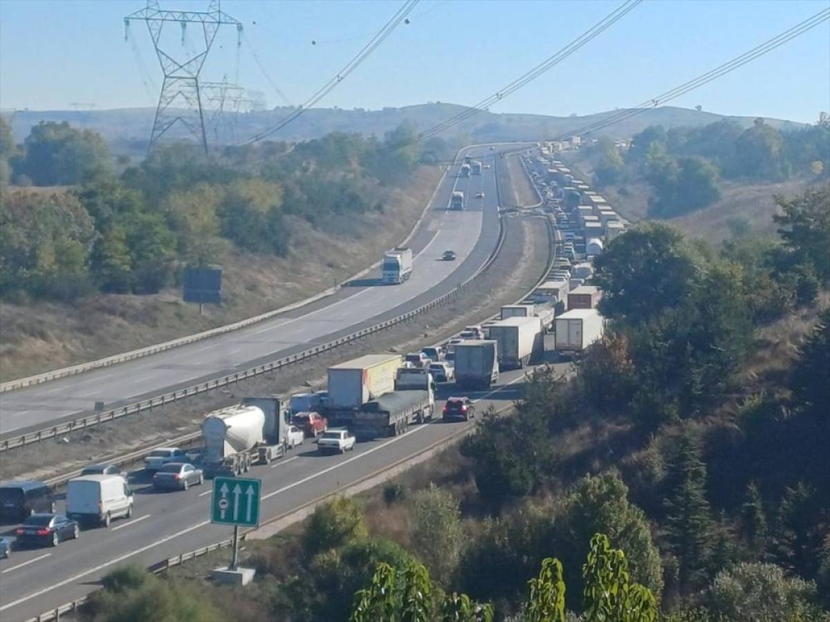 G&Uuml;NCELLEME - Anadolu Otoyolu'nun Bolu kesiminde 2 tırın karıştığı kazada 1 kişi &ouml;ld&uuml;