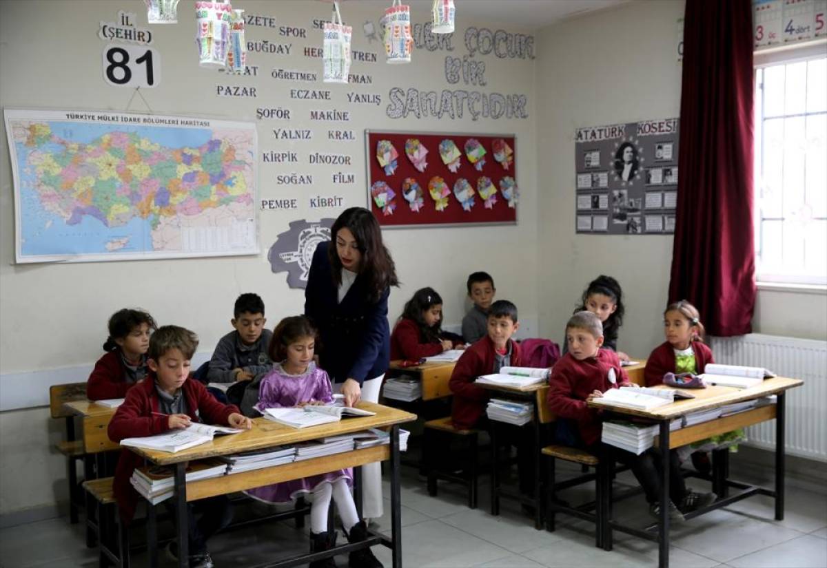 Köy okulundaki öğretmenin girişimiyle açılan sanat atölyesi öğrencilerin becerilerini geliştirdi