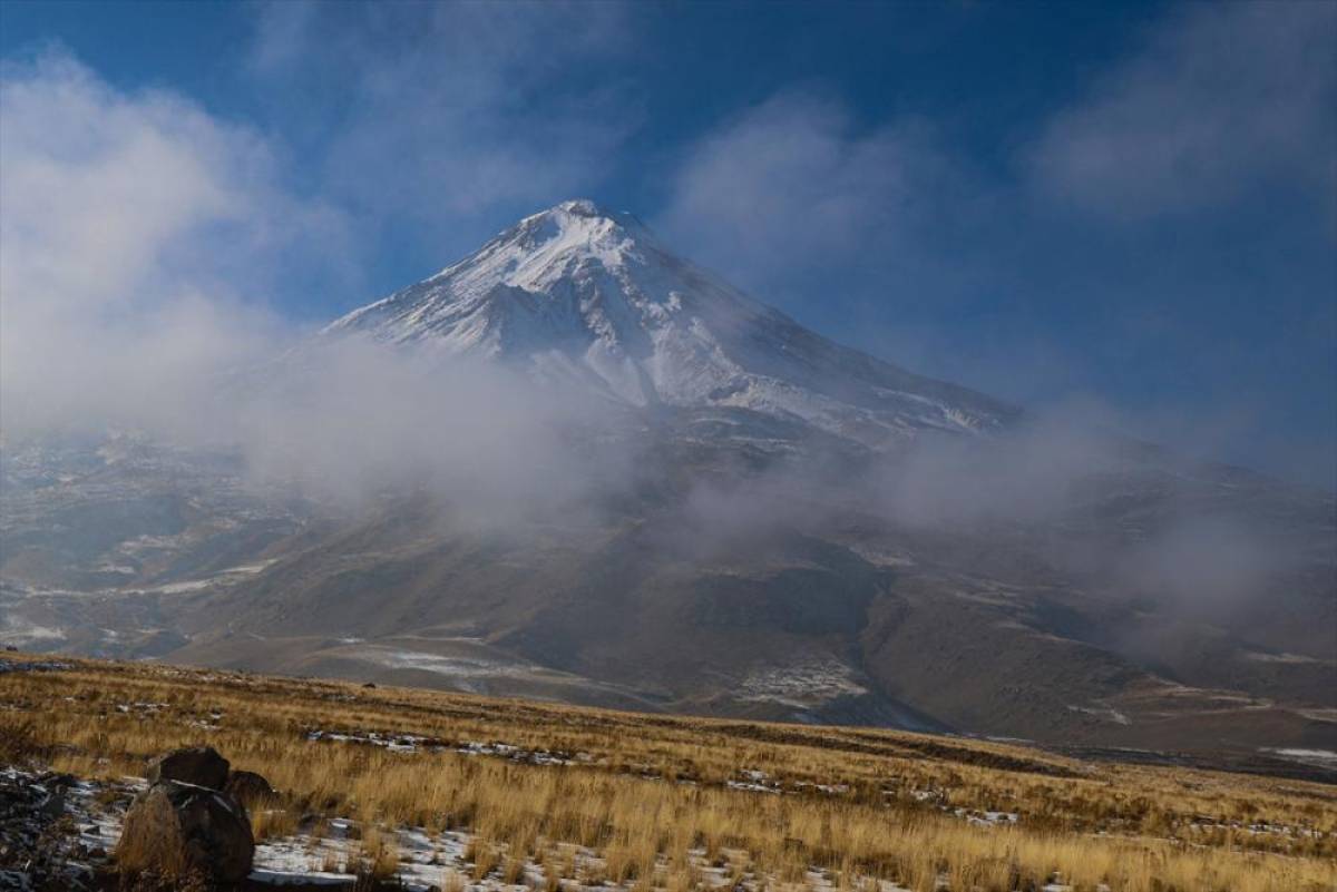 Ağrı Dağı kar ve sis altında