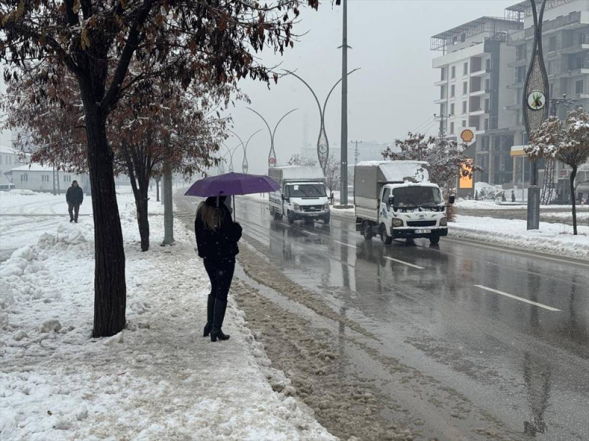 Yüksekova'da karla karışık yağmur etkili oldu
