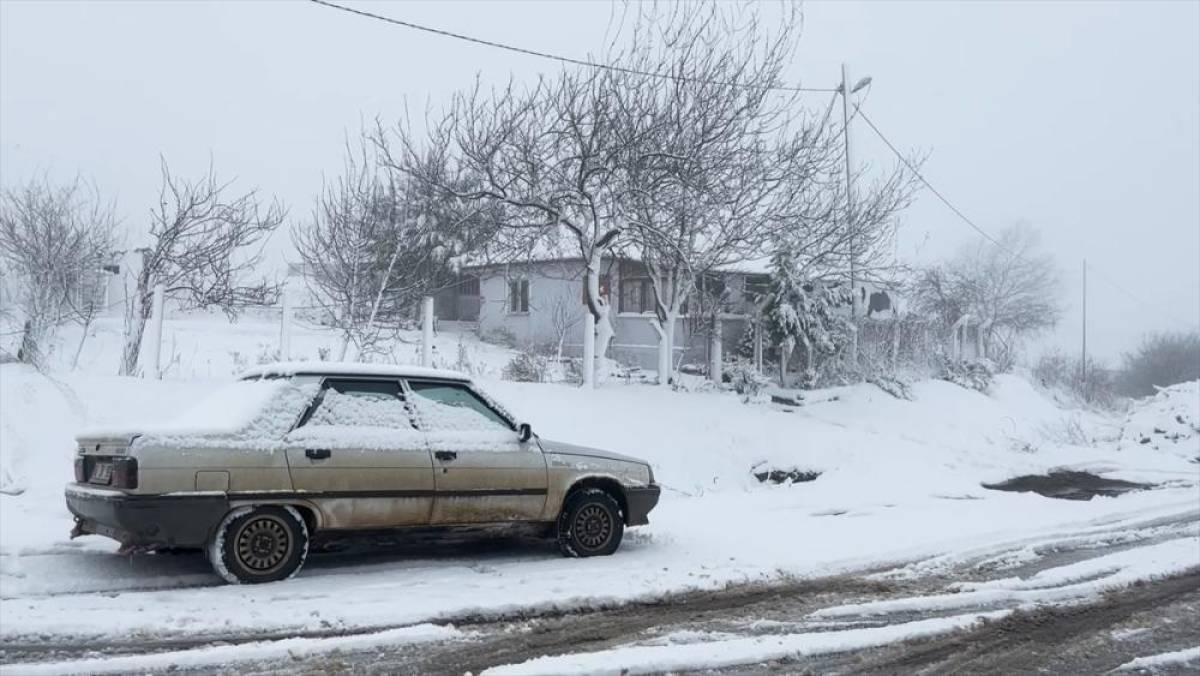 Balıkesir'in y&uuml;ksek kesimlerinde kar etkili oldu