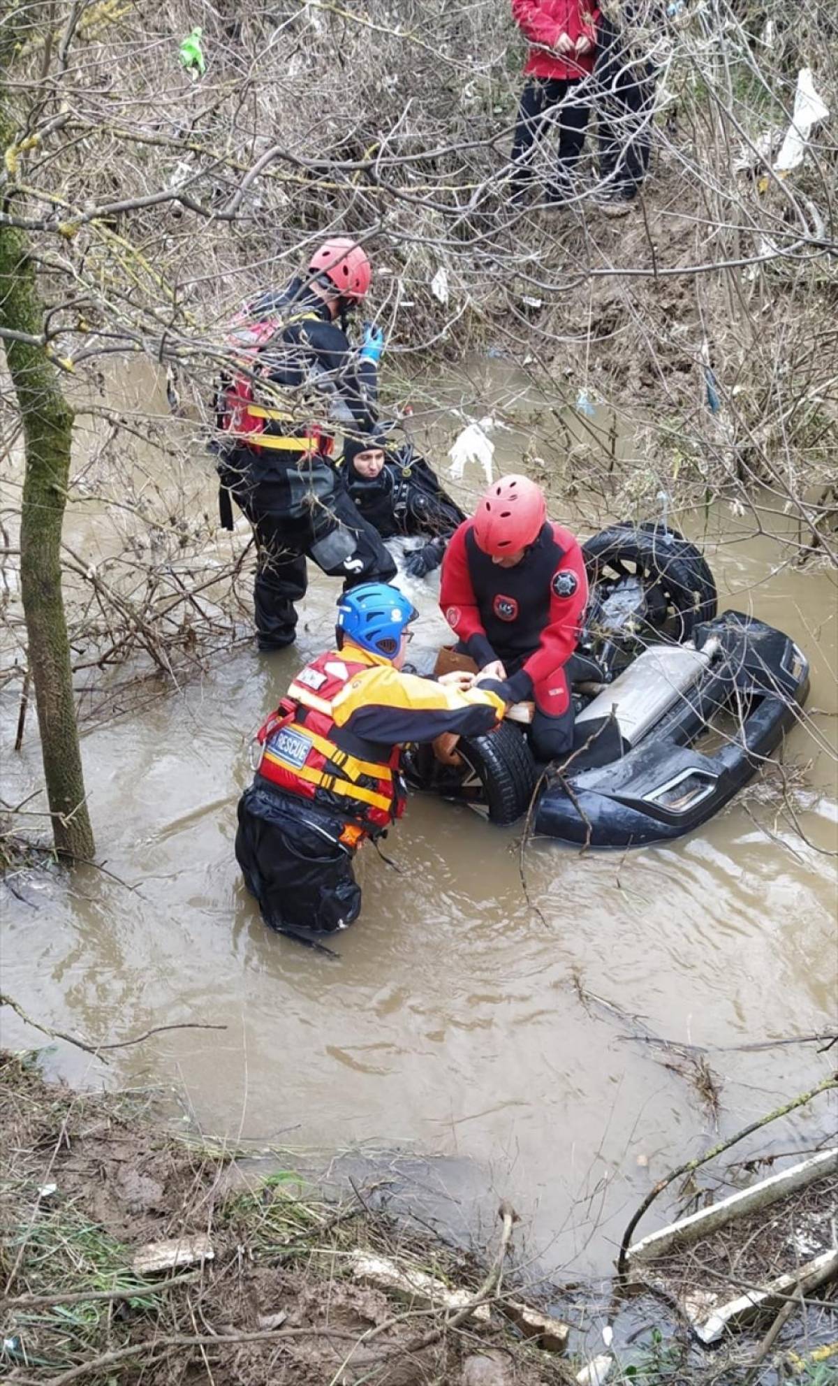 İzmir'de dere yatağına d&uuml;şen otomobildeki 2 kız kardeşin &ouml;l&uuml;m&uuml;ne ilişkin s&uuml;r&uuml;c&uuml; tutuklandı