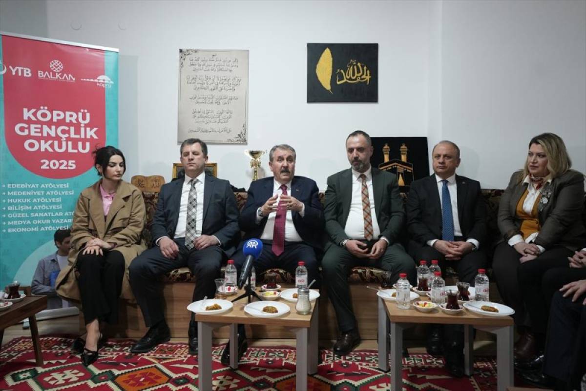 BBP Genel Başkanı Destici &Uuml;sk&uuml;p'te gen&ccedil;lerle buluştu