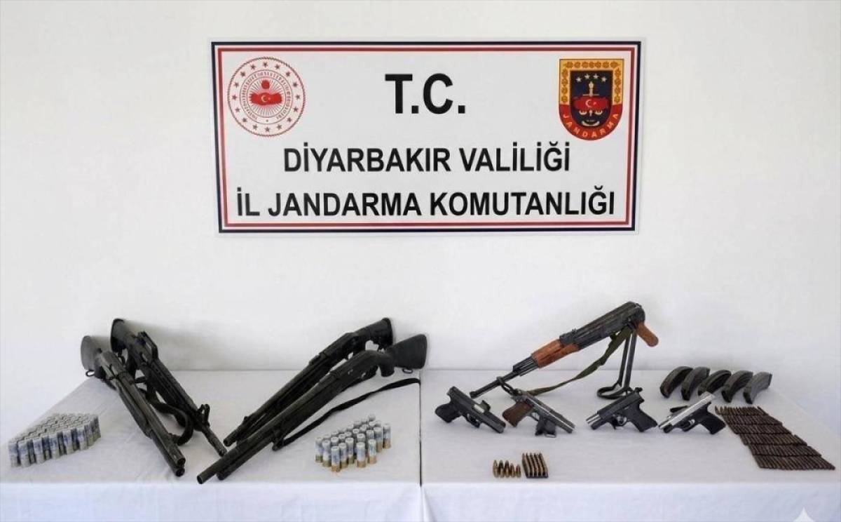 Diyarbakır'da d&uuml;zenlenen operasyonlarda silah ve m&uuml;himmat ele ge&ccedil;irildi