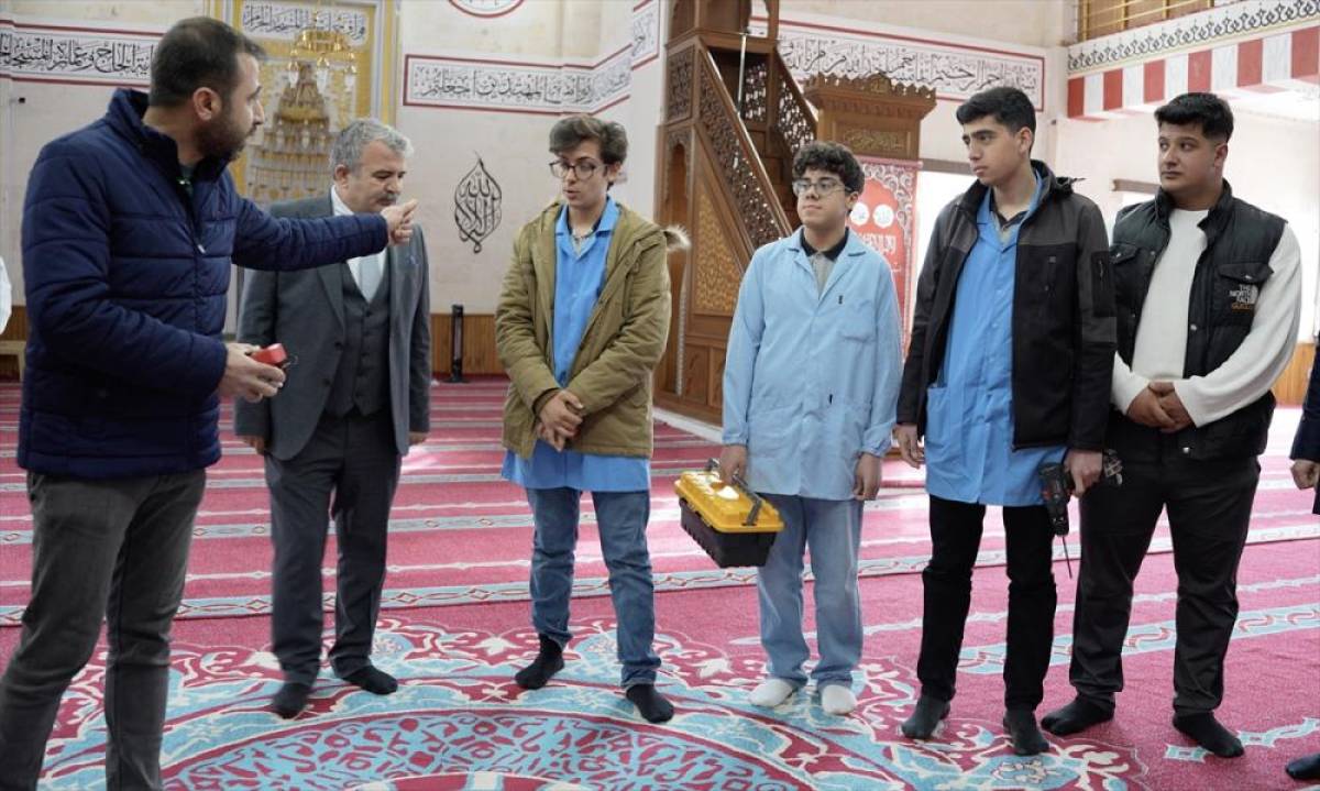 Meslek lisesi &ouml;ğrencileri ramazanda camilerin bakım ve onarımını yapıyor