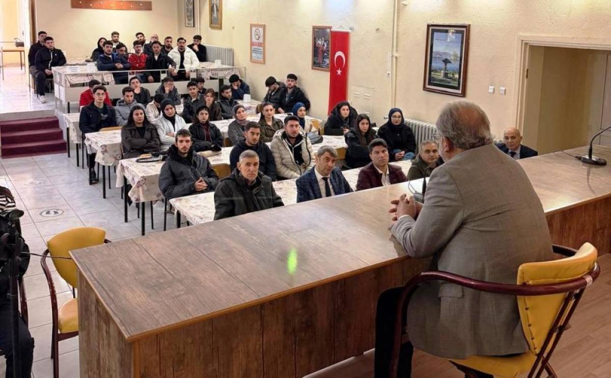 Keban'da "Son Kale &Ccedil;anakkale" konulu konferans d&uuml;zenlendi