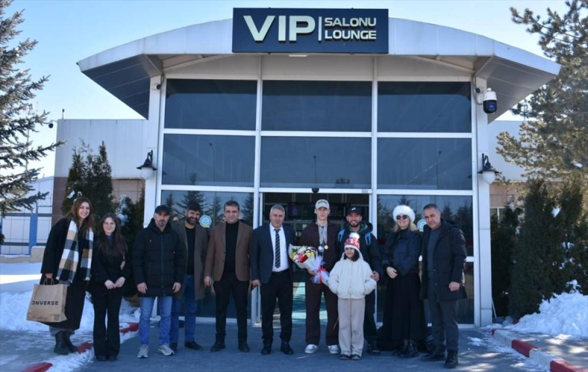 Milli s&uuml;rat patenci İlyas Karadağ memleketi Erzurum'da &ccedil;i&ccedil;eklerle karşılandı