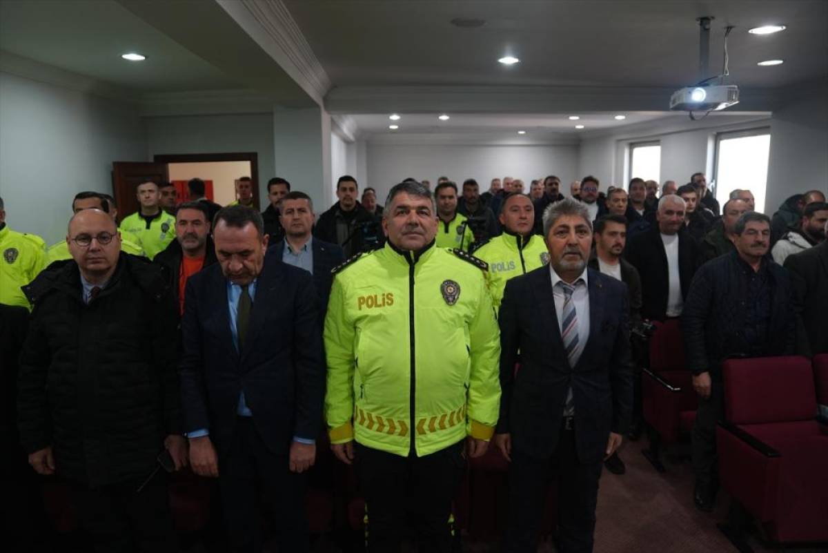 Trafik Kanunu'ndaki d&uuml;zenleme sonrası Erzurum'da ilk ceza bir polise kesildi