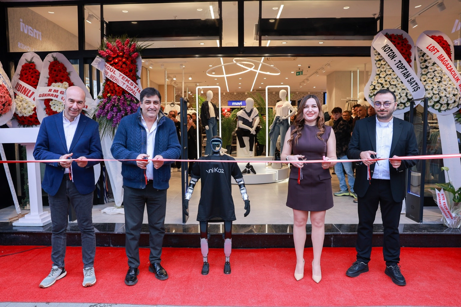 İzmit&rsquo;in en b&uuml;y&uuml;k katlı mağazası 'Yeni Koza' a&ccedil;ıldı