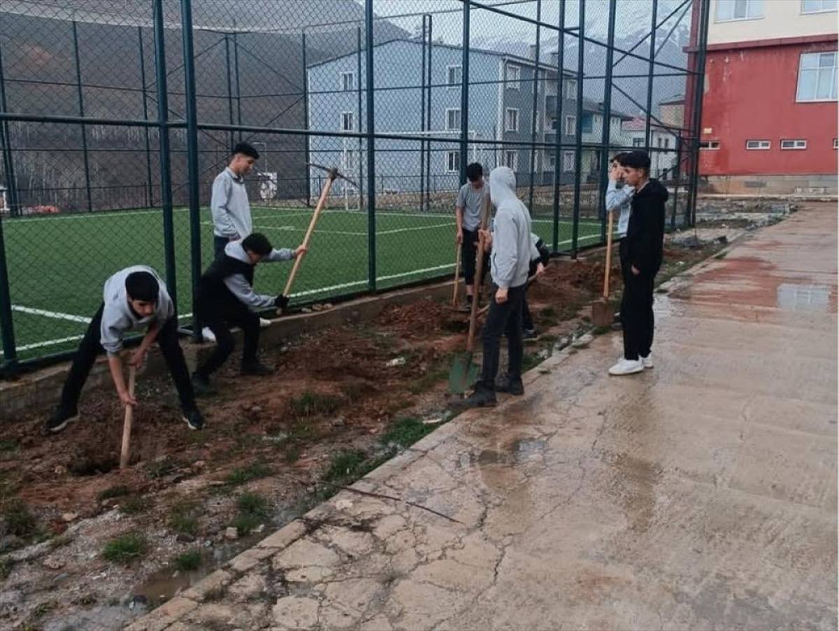 Bah&ccedil;esaray'da 1300 fidan toprakla buluşturuldu