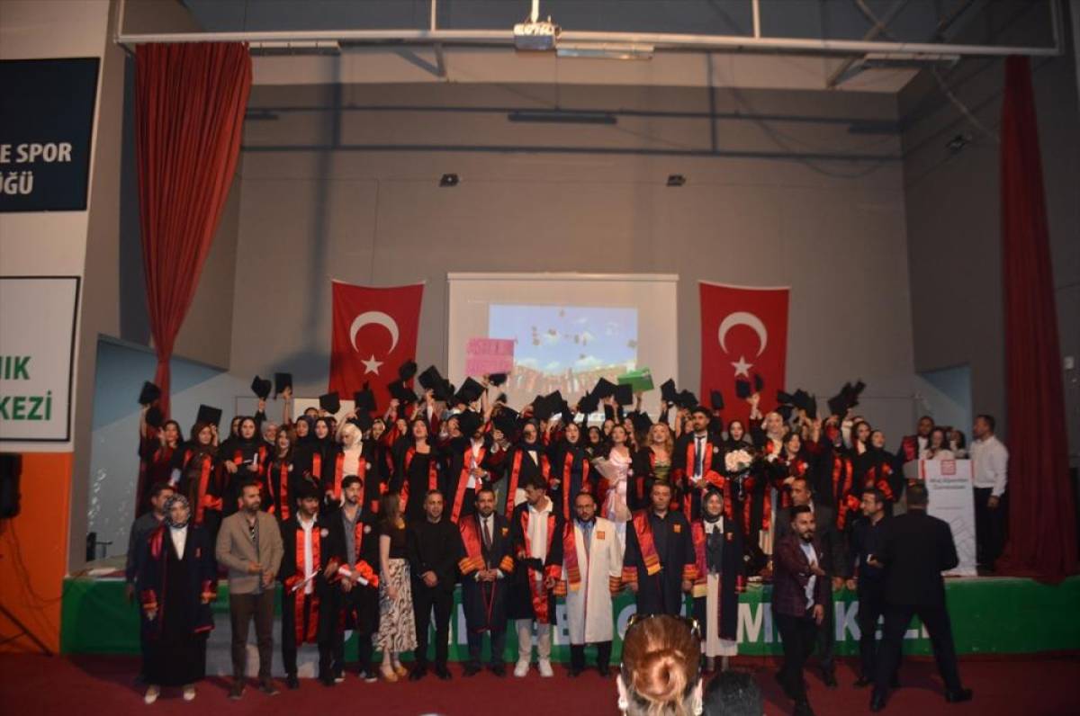 Bulanık Meslek Y&uuml;ksekokulu'nda mezuniyet t&ouml;reni d&uuml;zenlendi