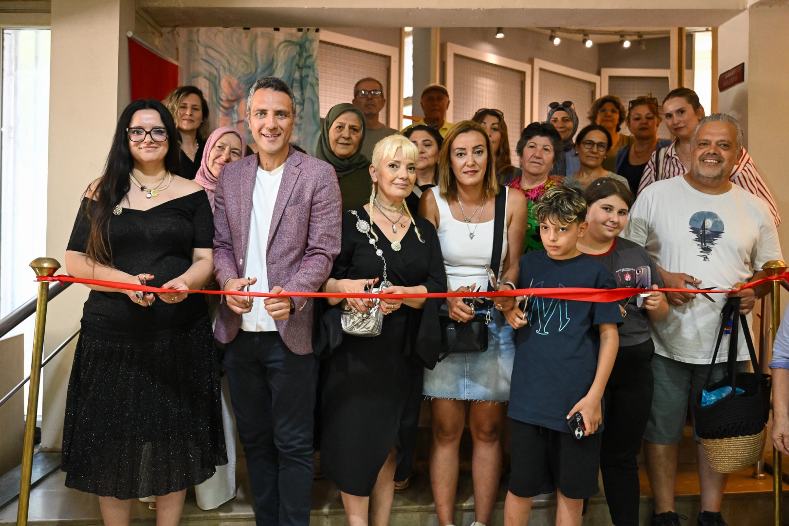 İzmir Bornova&rsquo;da sanatseverlere &lsquo;Biz&rsquo; sergisi