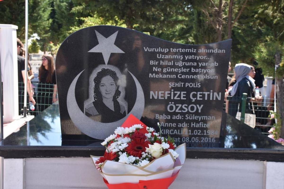 Şehit Nefize &Ccedil;etin &Ouml;zsoy şehadetinin 10. yılında kabri başında anıldı